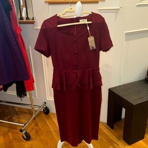 Maroon dress dress. Short sleeve decorative collar
